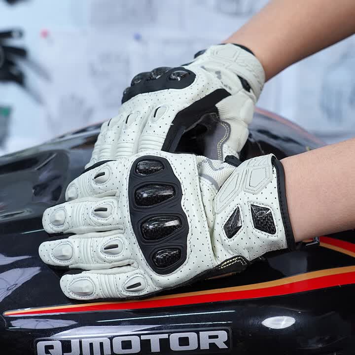 seibertron-gallery:sps7-white-scenes-20260721 | 商品:8845812334782 | カラー: ホワイト | スロット:3 | Seibertron SPS-7 ホワイトのバイク用グローブのライディングシーン 3