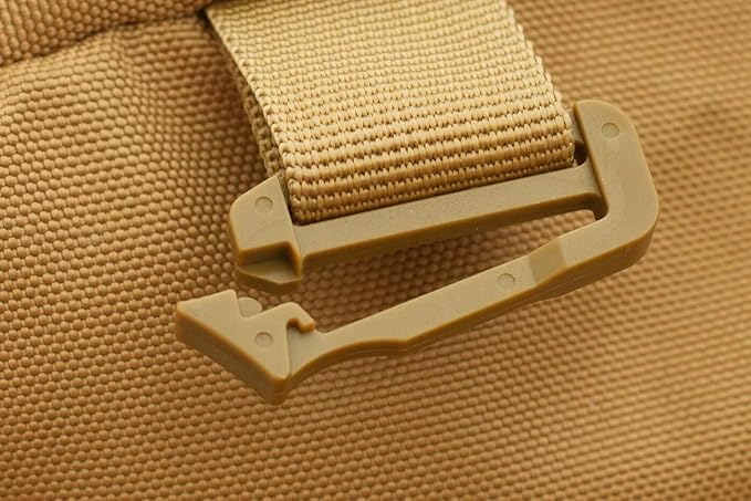 ハイキング用具をしっかり収納できる耐久性のあるジッパーを備えたバックパック。
