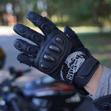 カラー:Black | batch:sps4-scenes-20260716 | role:scene-01 | Seibertron SPS-4 冬用防雨バイク用グローブ ブラック ライディングシーン 01