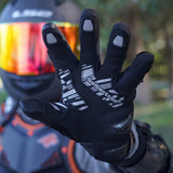 カラー:Black | batch:sps4-scenes-20260716 | role:scene-02 | Seibertron SPS-4 冬用防雨バイク用グローブ ブラック ライディングシーン 02