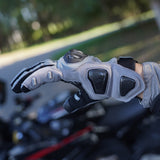 色:グレー | バッチ:sps4-scenes-20260716 | ロール:シーン-02 | Seibertron SPS-4 冬用防雨バイク用手袋 グレー ライディングシーン 02