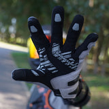 色:グレー | バッチ:sps4-scenes-20260716 | ロール:シーン-03 | Seibertron SPS-4 冬用防雨バイク用手袋 グレー ライディングシーン 03