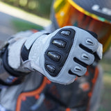 色:グレー | バッチ:sps4-scenes-20260716 | ロール:シーン-04 | Seibertron SPS-4 冬用防雨バイク用手袋 グレー ライディングシーン 04