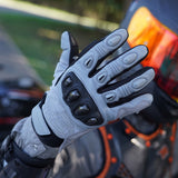 色:グレー | バッチ:sps4-scenes-20260716 | ロール:シーン-05 | Seibertron SPS-4 冬用防雨バイク用手袋 グレー ライディングシーン 05