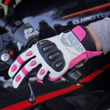 色:ピンク | バッチ:sps4-scenes-20260716 | ロール:シーン-02 | Seibertron SPS-4 冬用防雨バイク用手袋 ピンク ライディングシーン 02