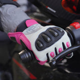 色:ピンク | バッチ:sps4-scenes-20260716 | ロール:シーン-03 | Seibertron SPS-4 冬用防雨バイク用手袋 ピンク ライディングシーン 03
