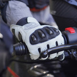 カラー:ホワイト | バッチ:sps4-シーン-20260716 | ロール:シーン-04 | Seibertron SPS-4 冬用防水バイクグローブ ホワイト 走行シーン 04
