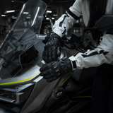 バッチ:sps7w-gallery-20260716 | 役割:ライフスタイル-09 | Seibertron SPS-7W 防水オートバイ用ライディンググローブ ライフスタイル画像